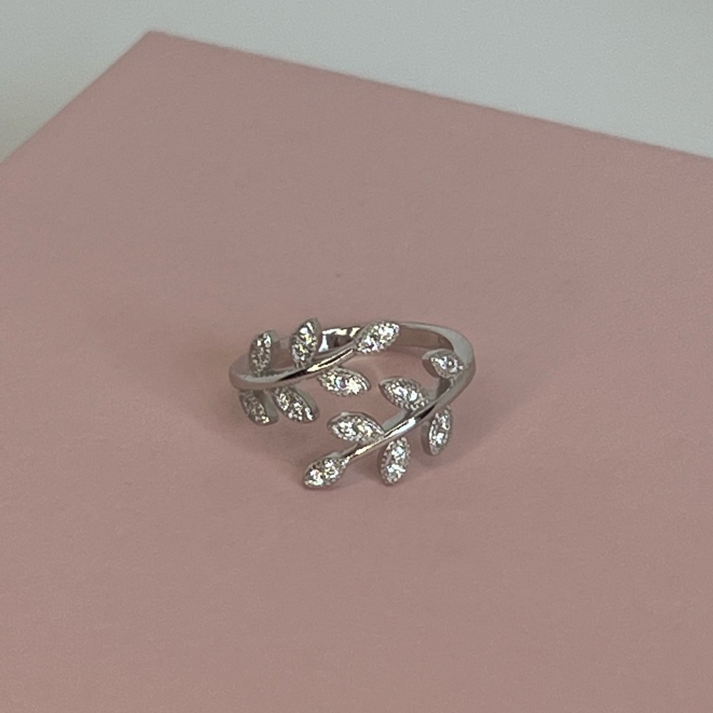Don’t miss this deal!  $18 Firm! Cz Leaf Sterling Silver Ring - Picture 11 of 12
